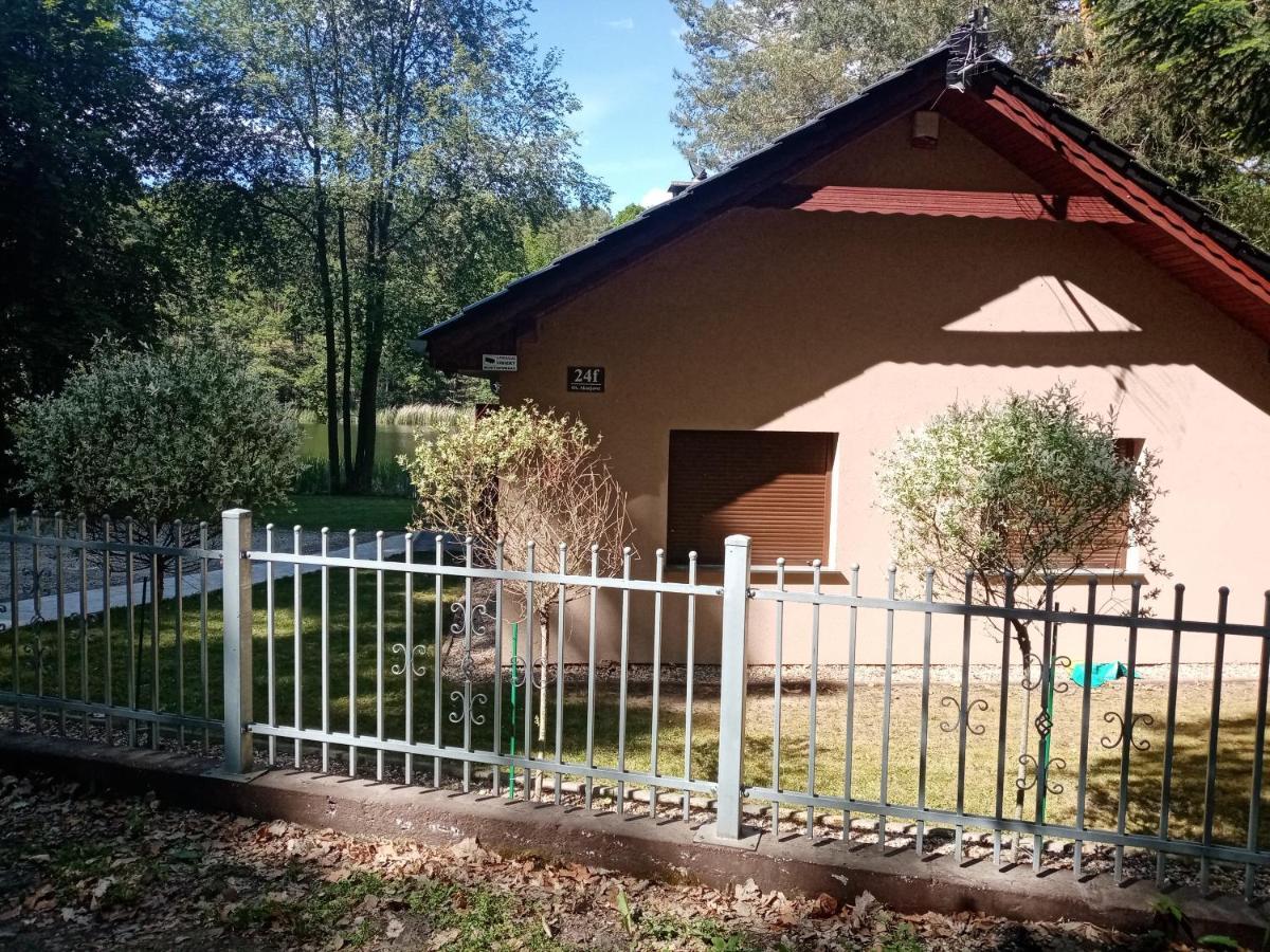 Urokliwy Domek Nad Brzegiem Jeziora Lubiatów Extérieur photo